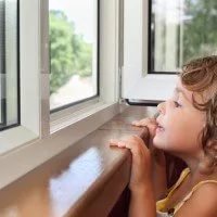 Как уберечь детей от падения из окна? 